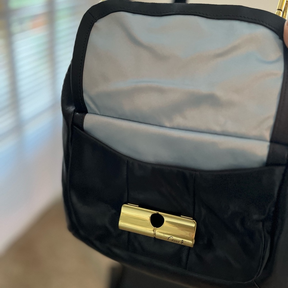 COACH PRE-LOVED AUTHENTIC GENUINE BLACK LEATHER & GOLD HARDWARE CROSSBODY BAG - Picture 9 of 17